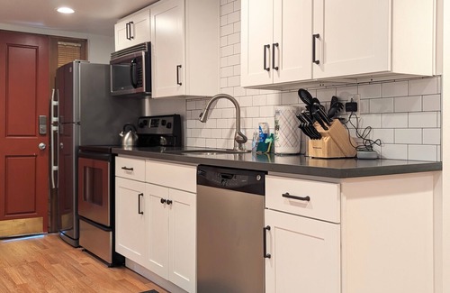 Fremont Apartment | 2BR in heart of Seattle, close to Downtown & UW. Parking on site!