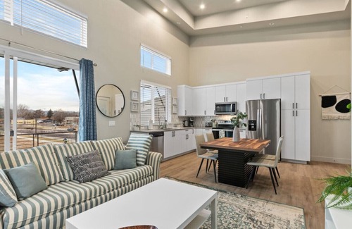 Old Town North Apartment | 2BR Retreat King Bed + Patio