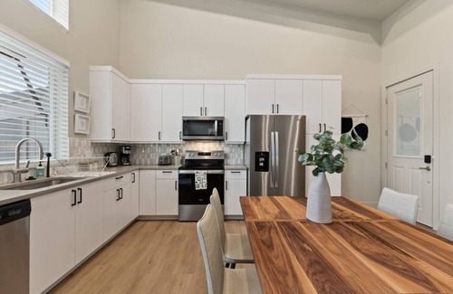 Old Town North Apartment | 2BR Retreat King Bed + Patio