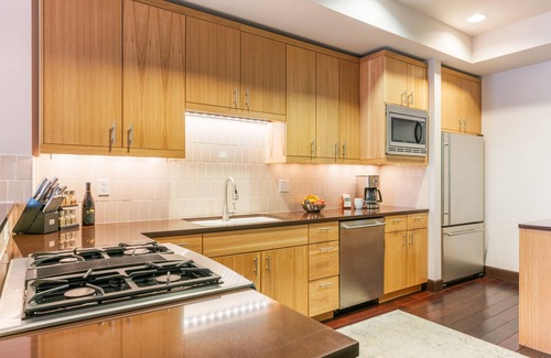 Jackson Condo | 2nd-floor downtown condo with balcony, grill, streaming, fireplace, & mtn views