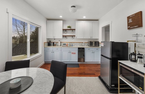 Enumclaw Condo | 2nd floor in Duplex 2BR Ski & Hike Retreat Near Mt. Rainier