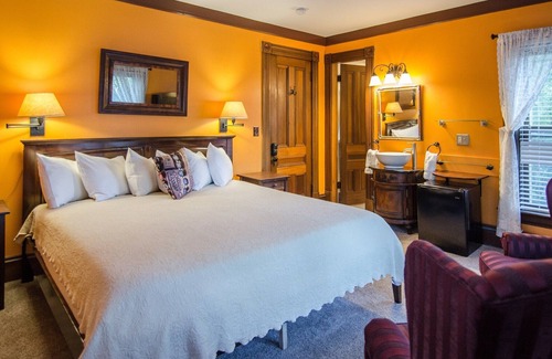 Shelburne Bed & Breakfast | 2nd Floor King B&B guestroom in Downtown Shelburne - Delicious Breakfasts! VAN