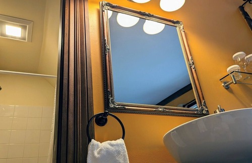 Shelburne Bed & Breakfast | 2nd Floor King B&B guestroom in Downtown Shelburne - Delicious Breakfasts! VAN