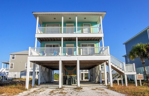 Morgantown House | 2nd tier w/ VIEWS & POOL Access! 4BR Sleeps 10