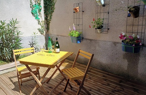 Issoire House | 2room with wooden terrace, 5mn from downtown, very quiet and outside courtyard