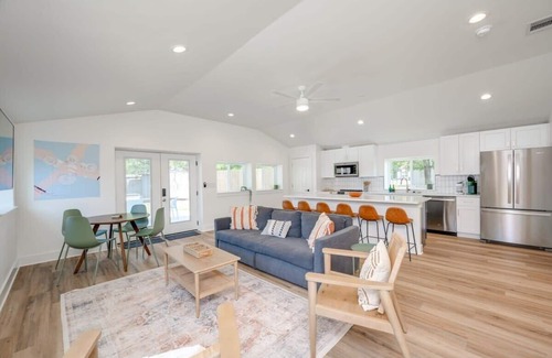 Blanco House | 3/2, Private hot tub, fireplace, firepit