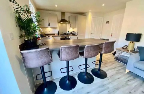 Peterborough House | 3 bedroom house - Hampton Water