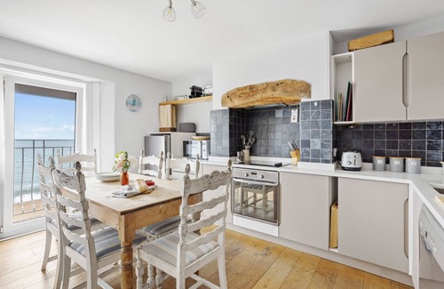 Torcross Apartment | 3 Bayview - a house that sleeps 6 guests in 3 bedrooms