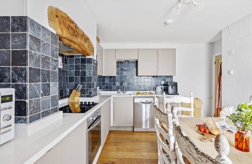 Torcross Apartment | 3 Bayview - a house that sleeps 6 guests in 3 bedrooms