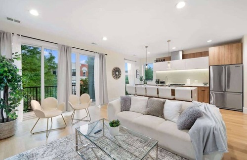 Near West Side Apartment | 3 BDR Astonishing New Apt Steps From United Center