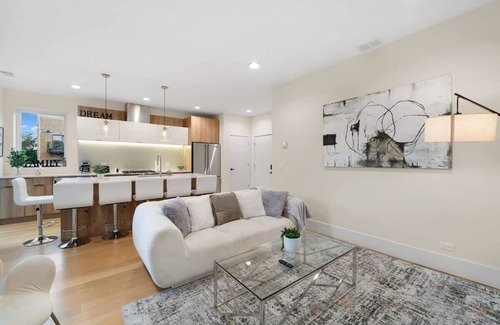 Near West Side Apartment | 3 BDR Astonishing New Apt Steps From United Center