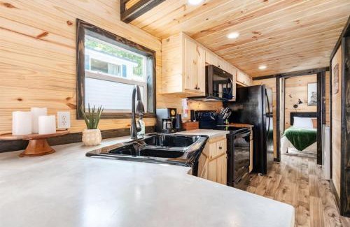 Guntersville Apartment | 3 Bearly Working Luxury Tiny House Firepit Mins to Lake Guntersville
