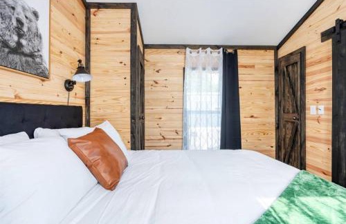 Guntersville Apartment | 3 Bearly Working Luxury Tiny House Firepit Mins to Lake Guntersville