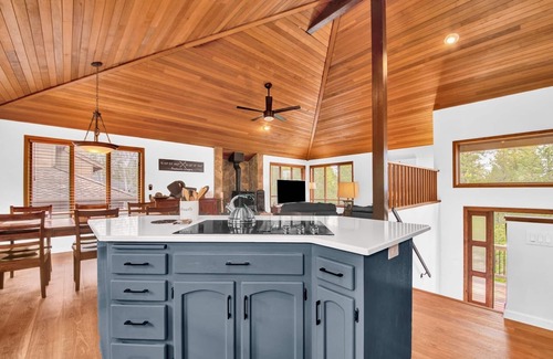 Deer Park House | 3 Bed, 2 Bath, Hot Tub, Recreation Passes - Tan Oak 2