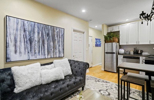 Williamsburg House | 3 BED 2 BATH Pre-War Apartment in Williamsburg, Brooklyn Townhouse