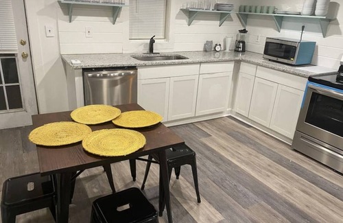 Decherd House | 3 bed 2 bath Renovated Home Near the Lake