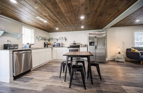 Decherd House | 3 bed 2 bath Renovated Home Near the Lake