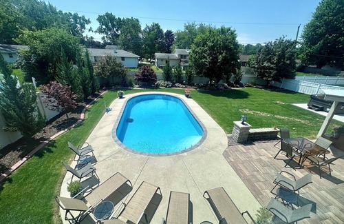 Ashwaubenon House | 3 bed 3 bath pool hot tub Lambeau field