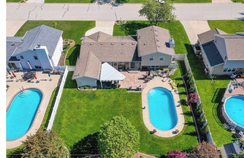 Ashwaubenon House | 3 bed 3 bath pool hot tub Lambeau field