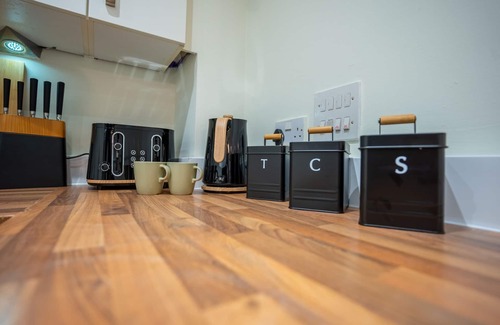 Merstham House | 3 Bed | 3 Bath | Relocation | Trades | Long Stays