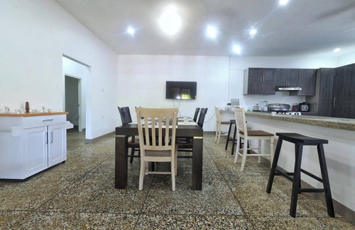 Orange Hill Apartment | 3 Bed Apartment - Garden, Patio, Bbq, Parking