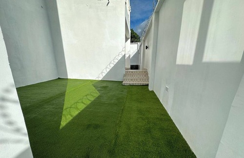 Freetown House | 3 Bed Apartment Sleeps 6 - Parking, Patio, Wifi