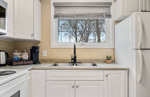 Victoria Park Condo | 3-Bed by River, AC, Free Parking, Near Saddledome