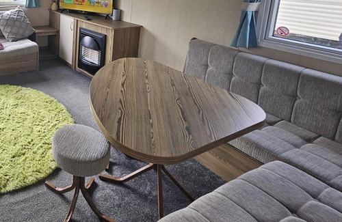 Grimsby Cabin | 3 Bed Caravan - Near Beach, 5 star reviews, Wifi