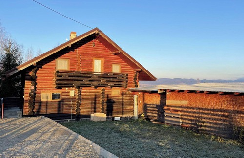 Moieciu Ski Chalet | 3 Bed Chalet Sleeps 8 -Fireplace & Enclosed Garden