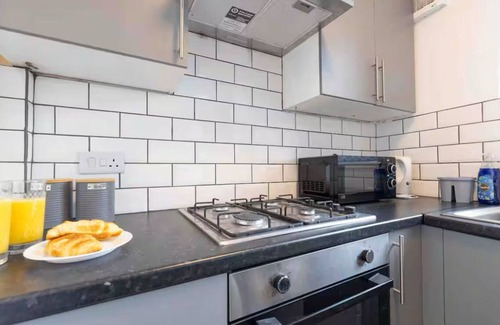 Chapeltown Apartment | 3 Bed flat - Near Leeds City Centre- FREE parking/Wifi/Fits 7