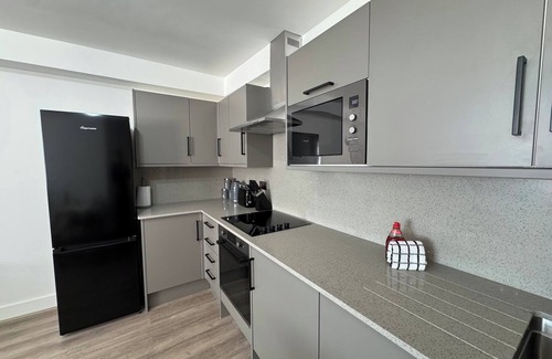West Ham Apartment | 3 Bed Flat - Sleeps 8 - Parking - Wifi