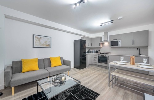 West Ham Apartment | 3 Bed Flat - Sleeps 8 - Parking - Wifi