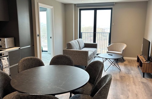 Leeds Apartment | 3 Bed Flats near Station & City Centre - Sleeps 6