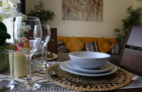 Stafford House | 3 Bed Home for Contractors & Relocators with Parking, Garden & WiFi 5 mins walk to Town Centre & Train Station