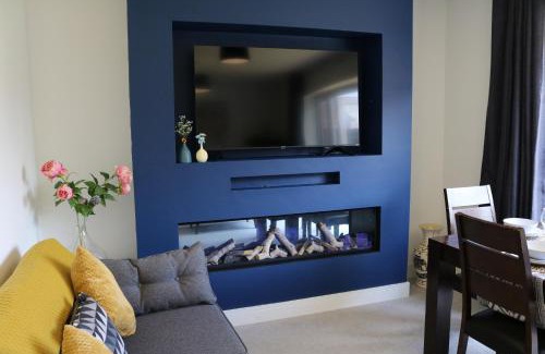 Stafford House | 3 Bed Home for Contractors & Relocators with Parking, Garden & WiFi 5 mins walk to Town Centre & Train Station