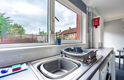 Larkhall House | 3 bed house in Larkhall with private driveway