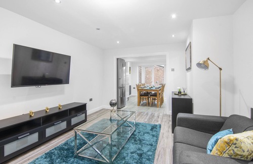 Gravesend House | 3 Bed House - Sleeps 5 - Garden - Parking