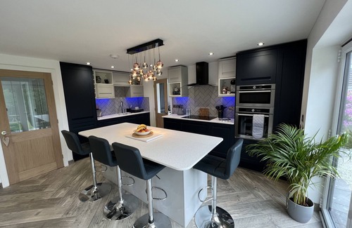 Holyhead House | 3 Bed House - Sleeps 5 - Pets - Garden - Parking