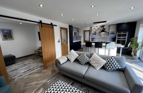 Holyhead House | 3 Bed House - Sleeps 5 - Pets - Garden - Parking