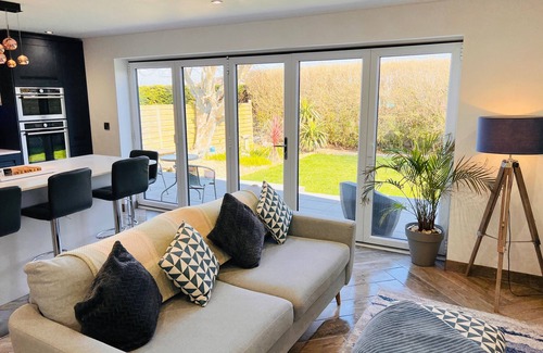 Holyhead House | 3 Bed House - Sleeps 5 - Pets - Garden - Parking