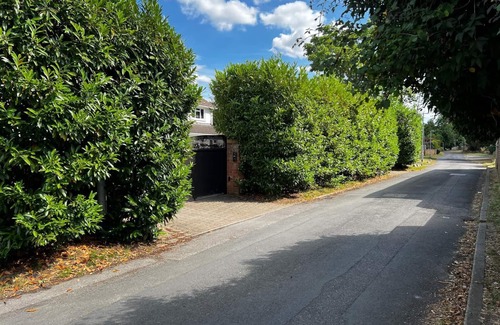 Tilehurst House | 3 Bed Spacious Home with Heated Pool