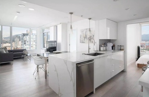 Crosstown Condo | 3 bed Subpenthouse Ocean&Mountain Views Downtown