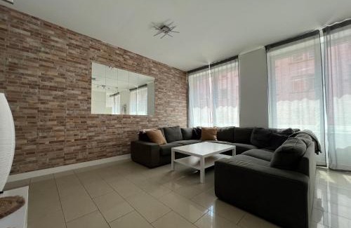 Hauptbahnhof Apartment | 3 Bedroom, 160 qm, Balcony, Center