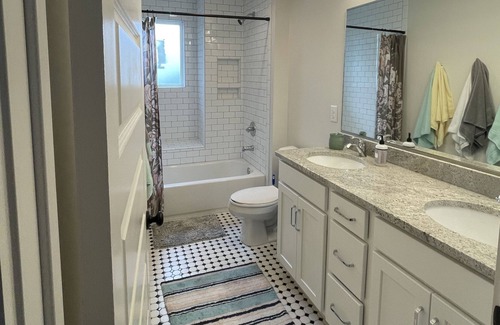Radnor House | 3 bedroom 2.5 bathroom with free parking