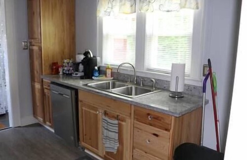 Athens House | 3 Bedroom, 2 Bath, Hike to Downtown, Porch, FREE Wi-Fi, Wash/Dryer, and Parking