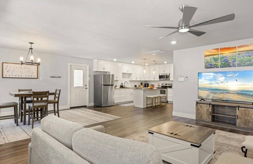Granbury House | 3 bedroom, 2 bath house, sleeps 6+, baby bed B