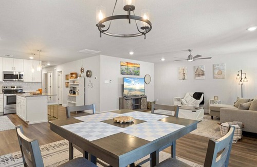 Granbury House | 3 bedroom, 2 bath house, sleeps 6+, baby bed B