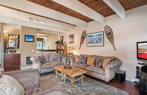 Mammoth Lakes Condo | 3 Bedroom 2 Bath Condo Adjacent to Village with Mountain Charm