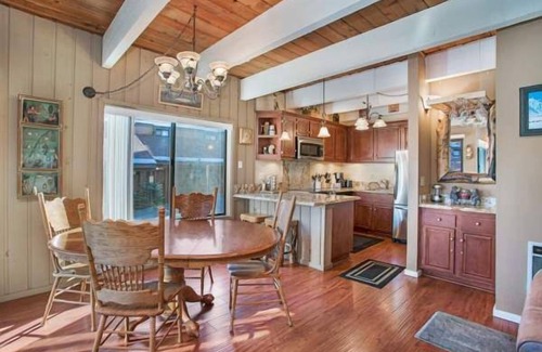 Mammoth Lakes Condo | 3 Bedroom 2 Bath Condo Adjacent to Village with Mountain Charm