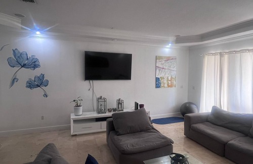 The Roads House | 3 Bedroom 3.5 Bathroom Miami Brickell Breeze Oasis